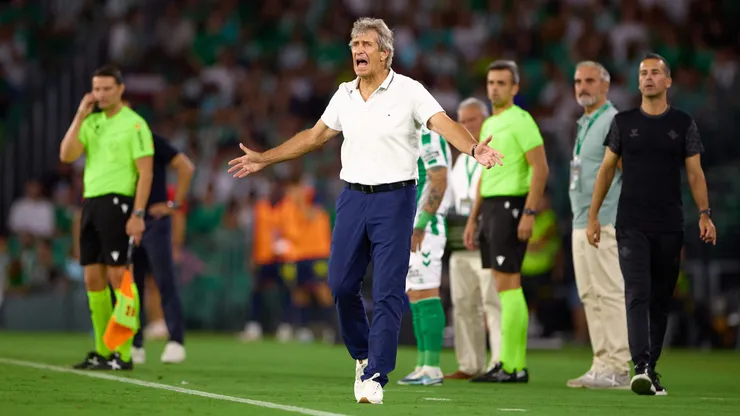 Manuel Pellegrini dirigiendo en el Benito Villamarín.