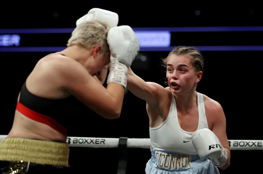 Georgia O’Connor (d) golpea a Joyce Van Ee (i) durante el combate del peso superwélter el 15 de octubre de 2022 (Getty Images).