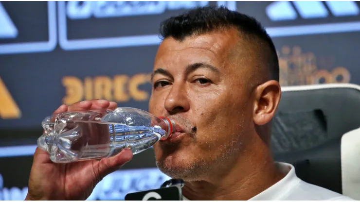 Almirón sigue negociando su salida de Colo Colo.