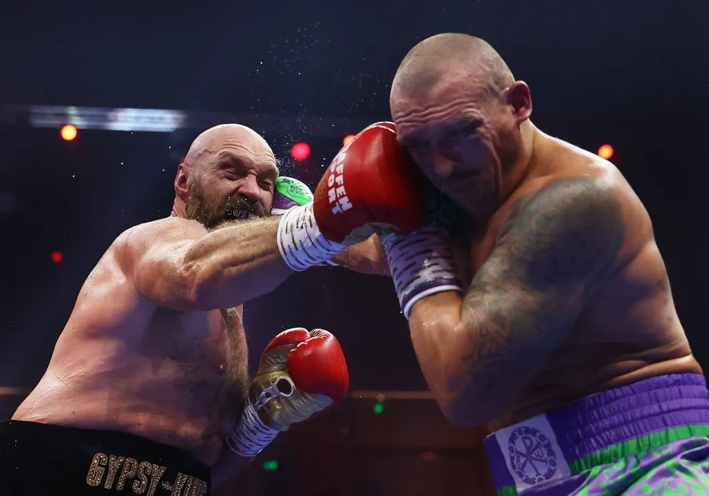 Tyson Fury y Oleksandr Usyk intercambian golpes durante su combate (Getty Images)