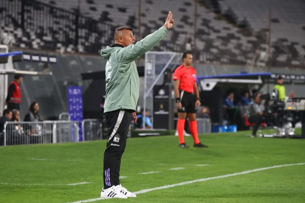 Jorge Almirón vive un extraño momento en Colo Colo. Foto:  Jonnathan Oyarzun/Photosport