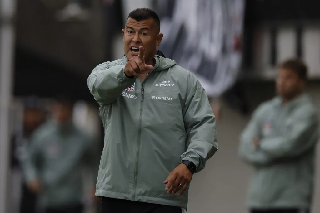 Jorge Almirón sigue negociando su salida de Colo Colo, mientras prepara el duelo ante Unión Española. Foto: Andres Pina/Photosport