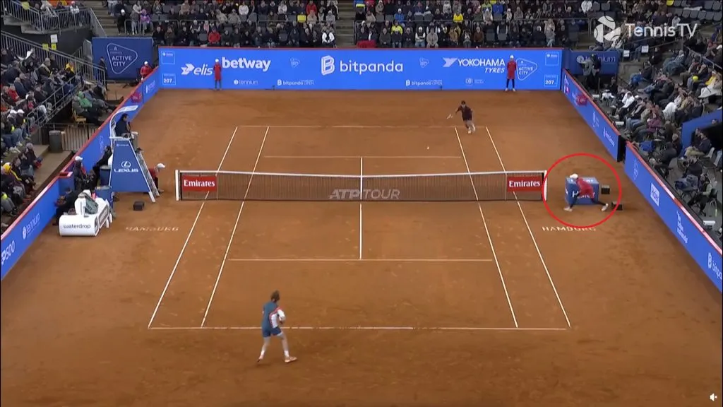 Luciano Darderi se distrae con el recogepelotas (Captura).