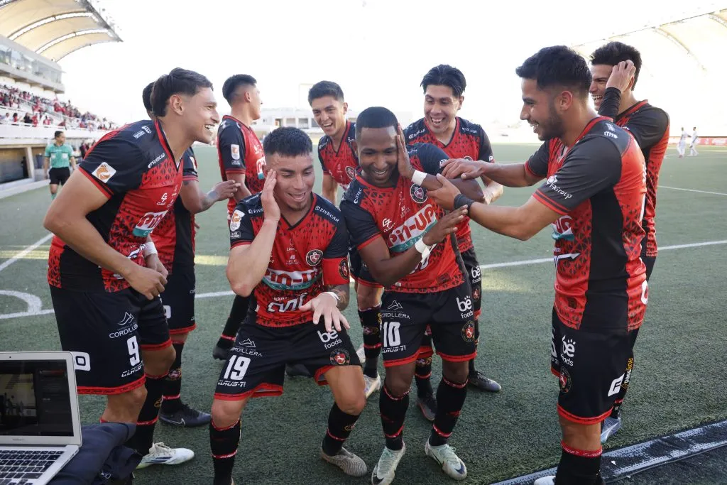 Deportes Limache quiere amargar el viaje a Brasil de Universidad de Chile. Foto: Raul Zamora/Aton Chile