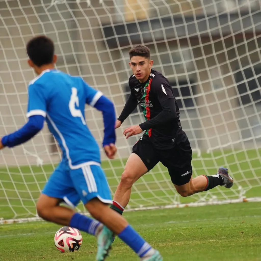 Simón Pinto disputando un partido ante Universidad de Chile durante su paso por las divisiones inferiores de Palestino: Foto: Instagram/Simón Pinto.
