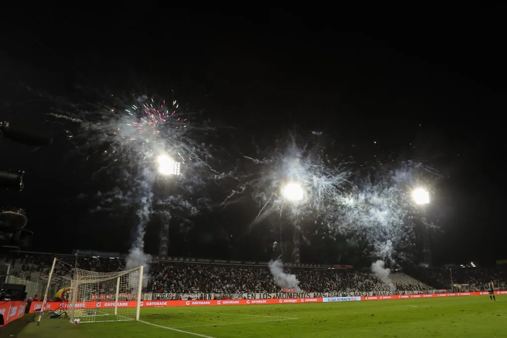 Colo Colo arriesga sanciones tras los fuegos de artificios lanzados por la hinchada alba vs. Ñublense. (Foto: Felipe Zanca/Photosport)