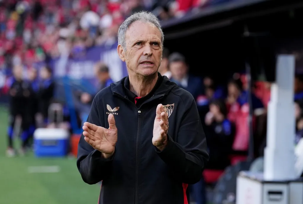 Caparrós, DT del Sevilla, aseguró que al Betis no lo verá en la final de Conference League