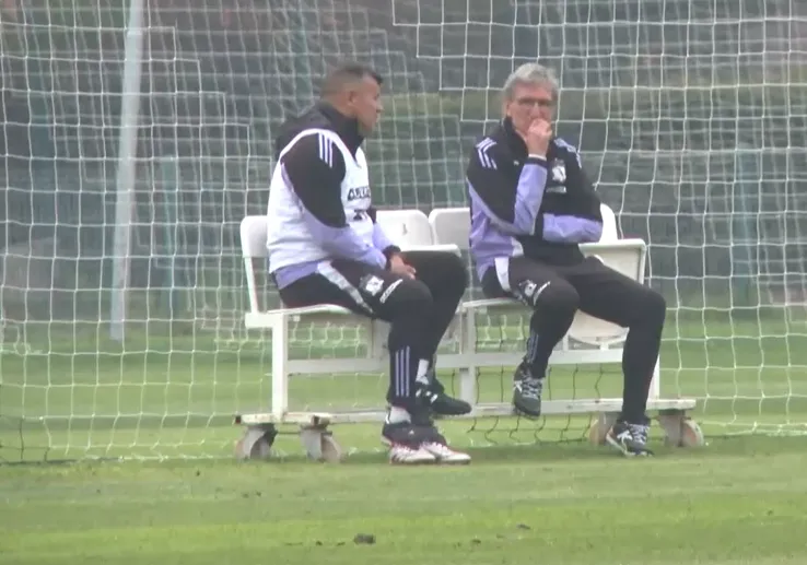 Almirón conversó durante esta mañana con uno de los pocos aliados que tiene en Colo Colo. | Foto: Canal 13.