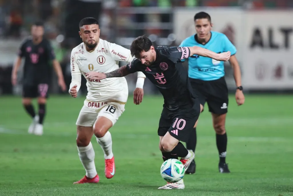Rodrigo Ureña marca a Lionel Messi en un amistoso de Universitario vs Inter Miami. (Raul Sifuentes/Getty Images).