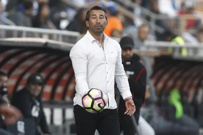 Rodrigo Pérez defendió a Rodrigo Ureña. En la foto, como DT de Cobreloa en 2018. (Ramon Monroy/Photosport).