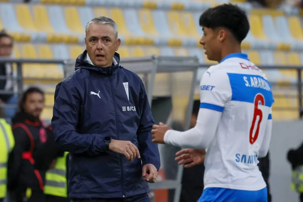 Tiago Nunes y Sebastián Arancibia, uno de los Sub 21 que ha sumado minutos en la Católica. (Andrés Piña/Photosport).