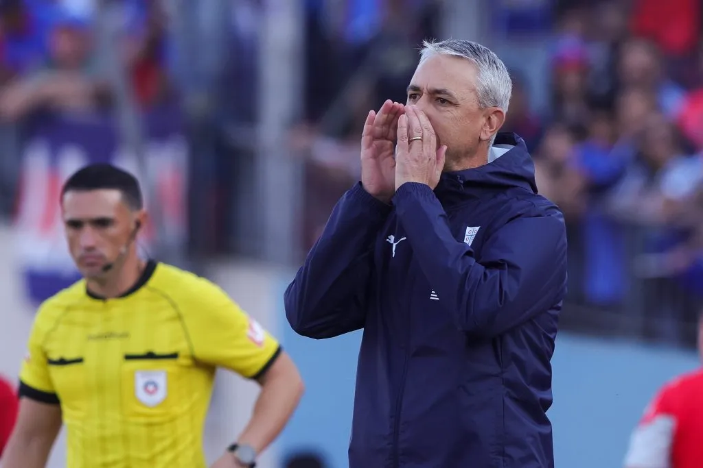 Tiago Nunes sabe que su puesto corre riesgo en la Católica. (Felipe Zanca/Photosport).