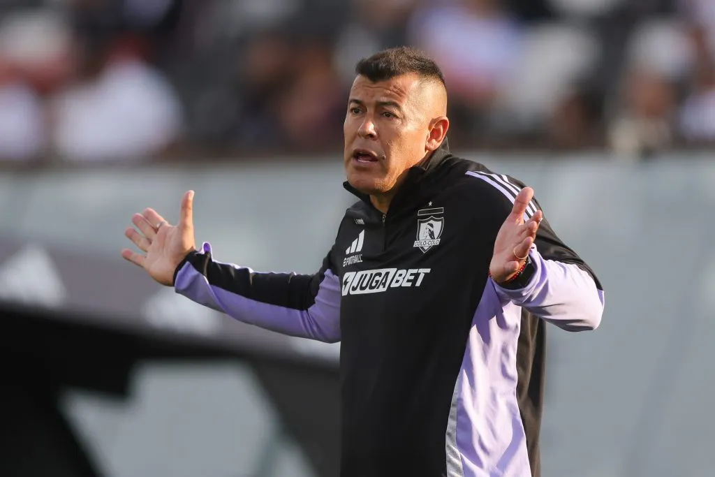 A Jorge Almirón le buscan la salida en Colo Colo, pero por ahora dirige ante Unión Española. Foto: Felipe ZancaPhotosport