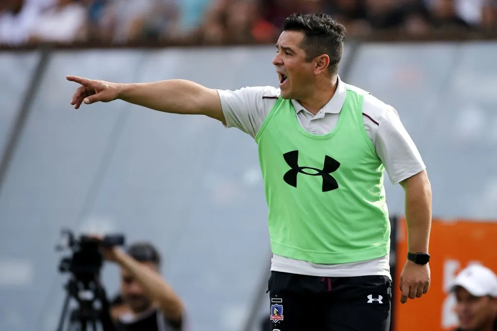 Hoy, Héctor Tapia se desempeña con jefe del fútbol joven de Colo Colo | Photosport