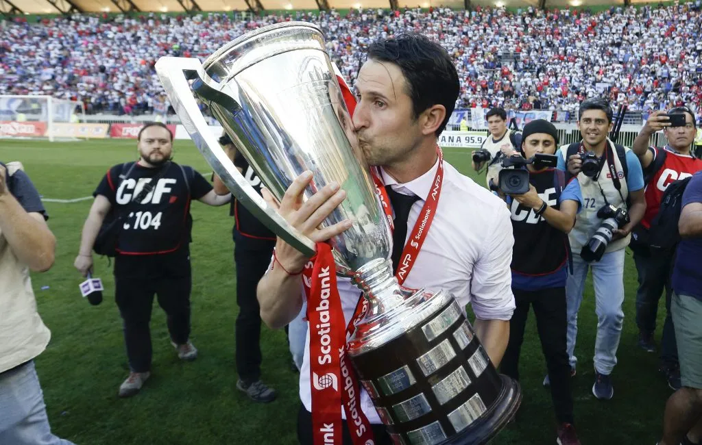 Beñat San José celebra el título de 2018 con Universidad Católica en el estadio Germán Becker de Temuco. (Ramon Monroy/Photosport)