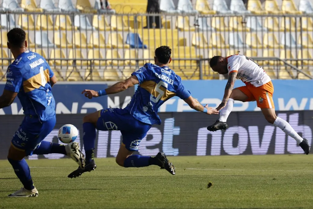 El remate de Jorge Henríquez se metió en un lugar imposible. (Raul Zamora/Photosport).
