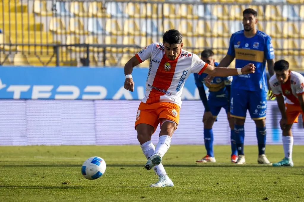 La precisa ejecución de Diego Coelho. (Raul Zamora/Photosport).