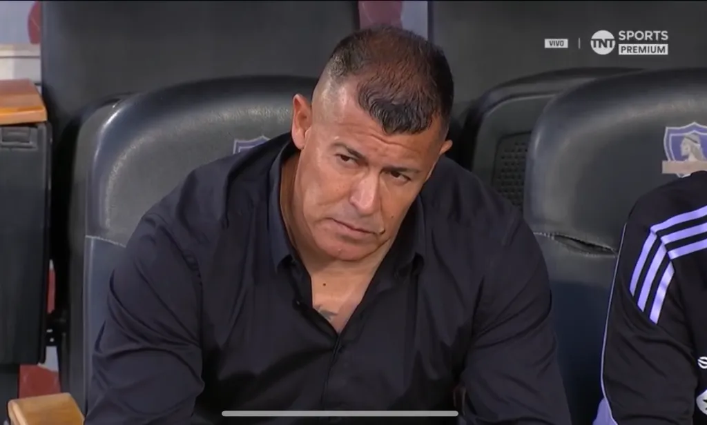 Jorge Almirón en la banca de Colo Colo. Foto: TNT Sports.