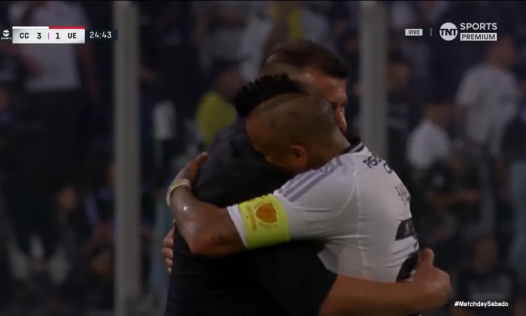 Arturo Vidal abrazó a Almirón en la que puede ser su despedida de Colo Colo.
