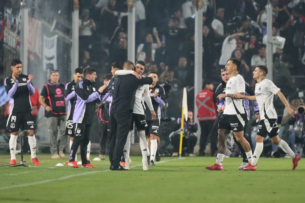 Claudio Aquino abrazado con Almirón mientras llegan Javier Correa y Lucas Cepeda. (Dragomir Yankovic/Photosport).