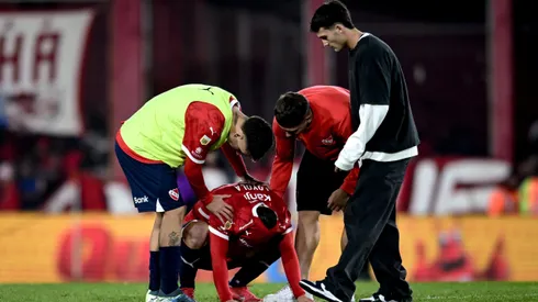 Felipe Loyola tuvo que ser levantado tras la eliminación de Independiente.