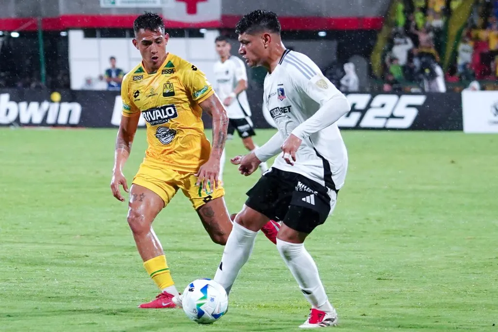 Claudio Aquino en acción ante Bucaramanga en Colombia. (Vizzor image/Photosport).