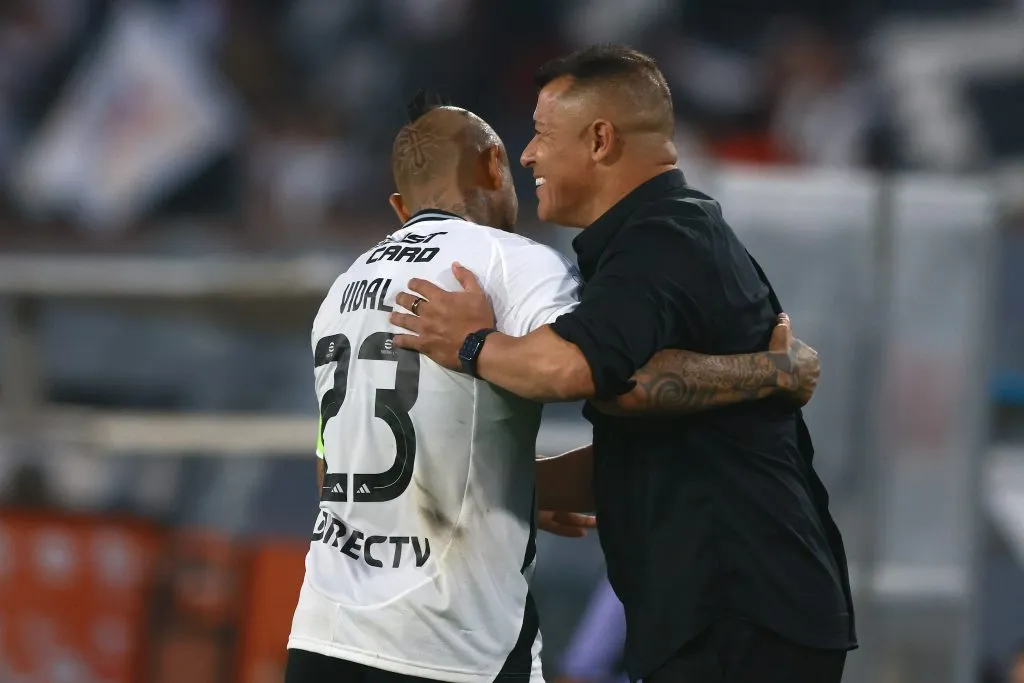 El abrazo de Arturo Vidal con Jorge Almirón tras el gol de penal que anotó el King. (Felipe Zanca/Photosport).