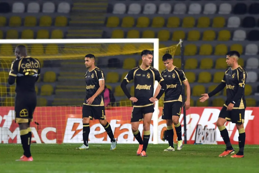 Cecilio Waterman definió bien, pero la acción no valía. (Alejandro Pizarro Ubilla/Photosport).