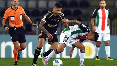 Manuel Fernández lucha ante Joe Abrigo en este empate sin goles.