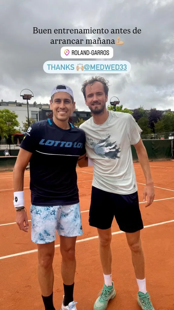 Alejandro Tabilo entrena con Daniil Medvédev para Roland Garros.