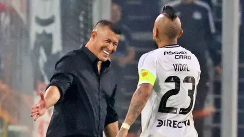 Almirón recibió el apoyo de sus jugadores tras la goleada sobre Unión Española.