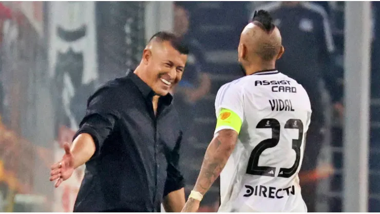 Almirón recibió el apoyo de sus jugadores tras la goleada sobre Unión Española.