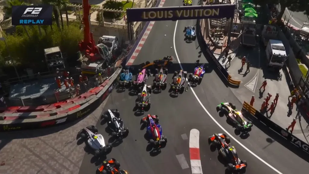 Choque masivo de 11 autos en el GP de Mónaco de la F2 (Captura).