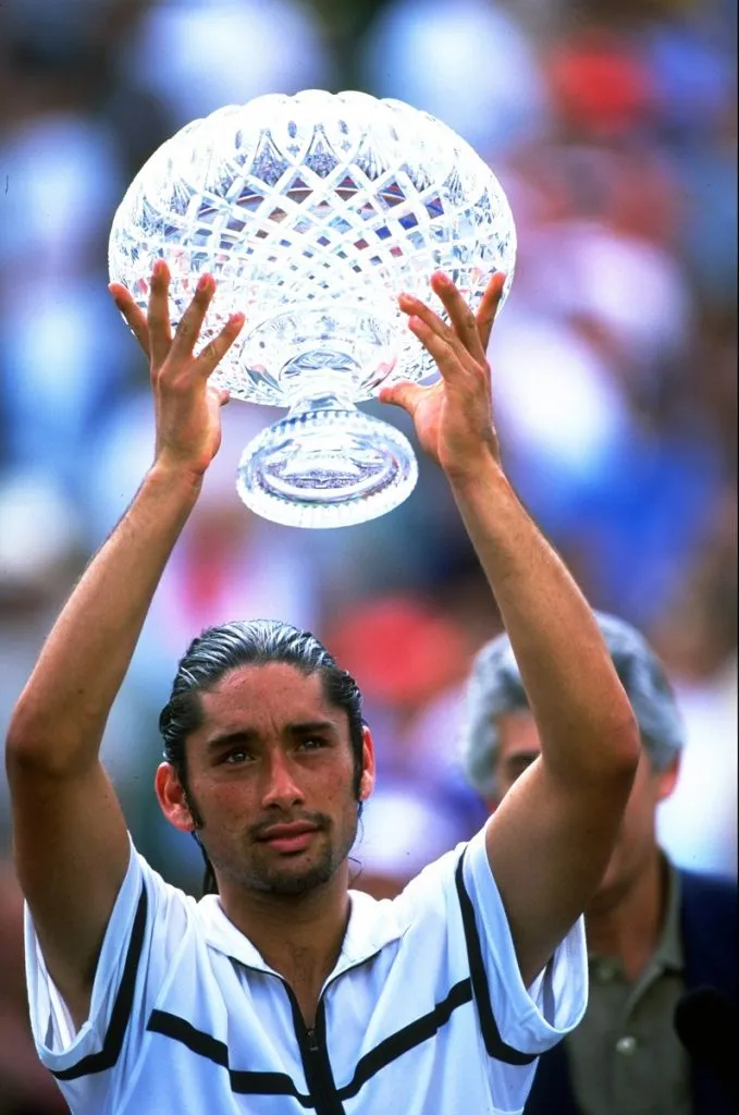 Marcelo Ríos sostiene el trofeo en alto tras ganar el Campeonato Lipton en 1998 (Getty Images).