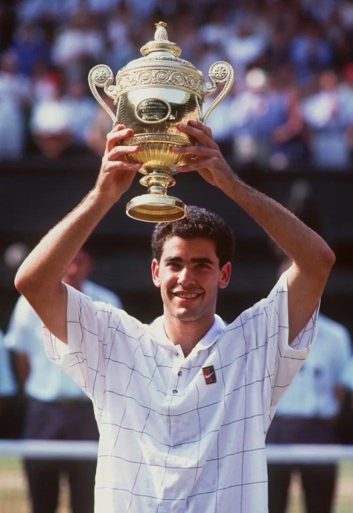 Pete Sampras sostiene el trofeo de Wimbledon 1995 (Getty Images).