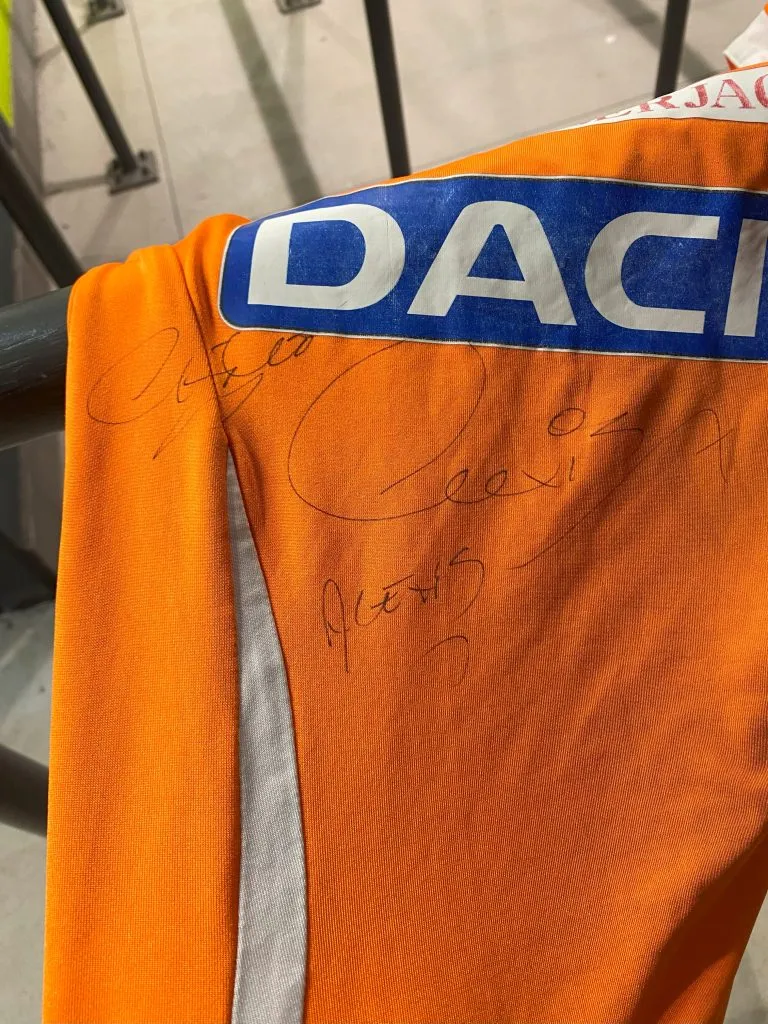 La camiseta que Alexis le firmó a Nicolás