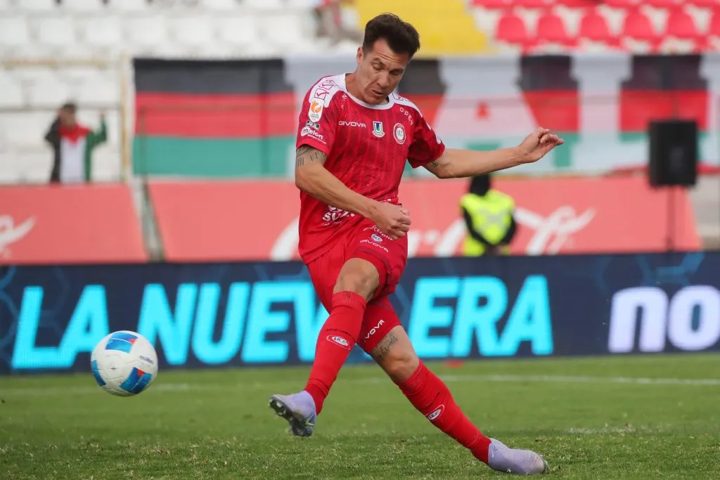 Cristian Insaurralde en acción por Unión La Calera. (Jonnathan Oyarzun/Photosport).
