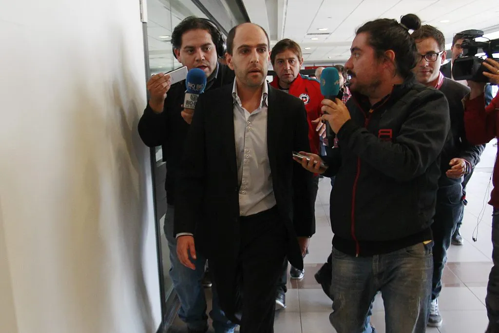 Santiago 12 Noviembre 2015.
El presidente de la Asociacion nacional de fútbol profesional Sergio Jadue hablo con la prensa a su llegada al aeropuerto de Santiago de Chile.
Marcelo Hernandez/Atonchile