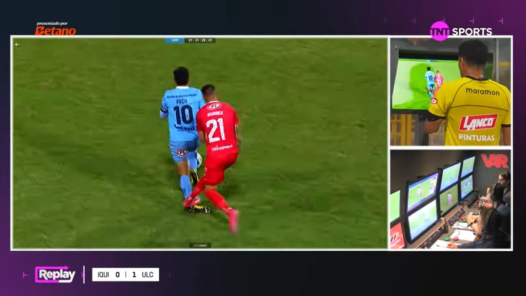 Felipe González tuvo que revisar en el VAR esta patada casi criminal. (Captura TNT Sports).