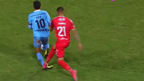 Edson Puch quedó muy resentido tras esta infracción durísima.