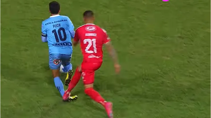 Edson Puch quedó muy resentido tras esta infracción durísima.
