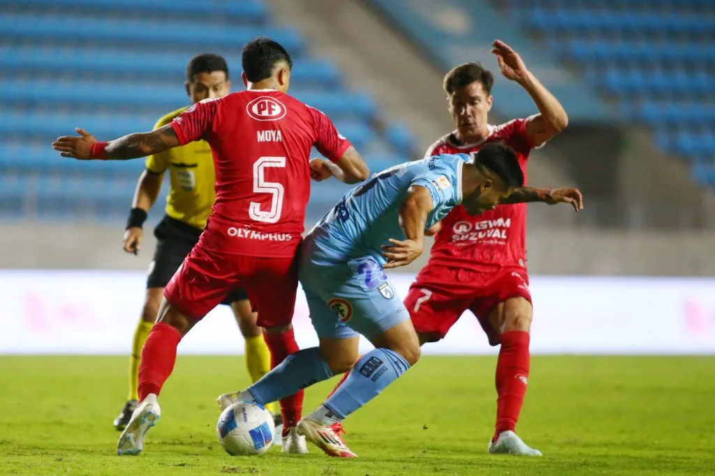 Camilo Moya ante Deportes Iquique en el Tierra de Campeones: lucha un balón con el argentino Enzo Hoyos. (Alex Diaz/Photosport).