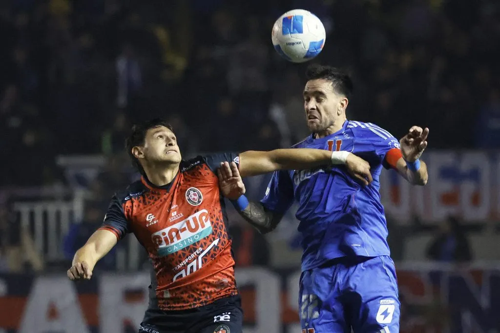 Zaldivia lucha un balón con Nelson Da Silva de Deportes Limache. (Andres Pina/Photosport).