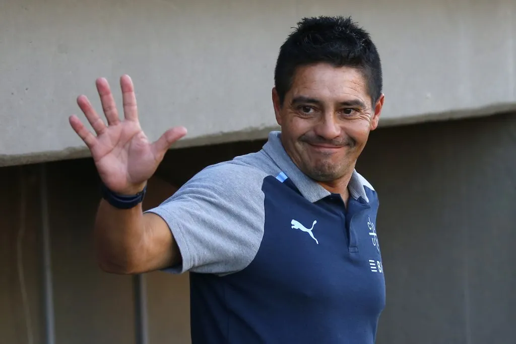 Rodrigo Valenzuela se pone el buzo para dirigir a Universidad Católica. Foto: Photosport.