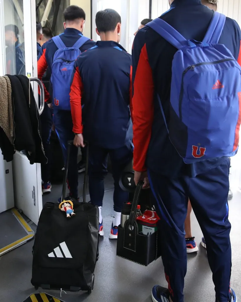 Altamirano y su amuleto en el viaje a Brasil: peluchito de Monkey D. Luffy.