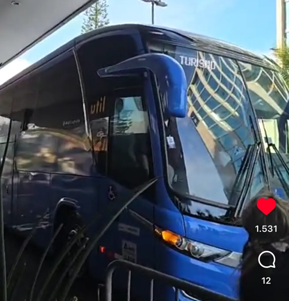 El bus de la U tuvo problemas técnicos antes de salir al entrenamiento.