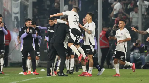 El plantel de Colo Colo abrazó a Jorge Almirón, pero aseguraron que todo fue un show.
