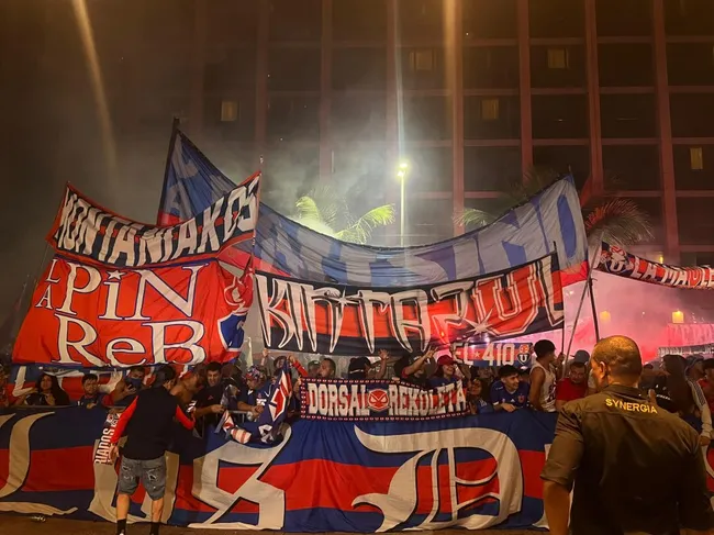 Los hinchas de la U compartieron con los jugadores. Foto: Emisora Bullanguera.