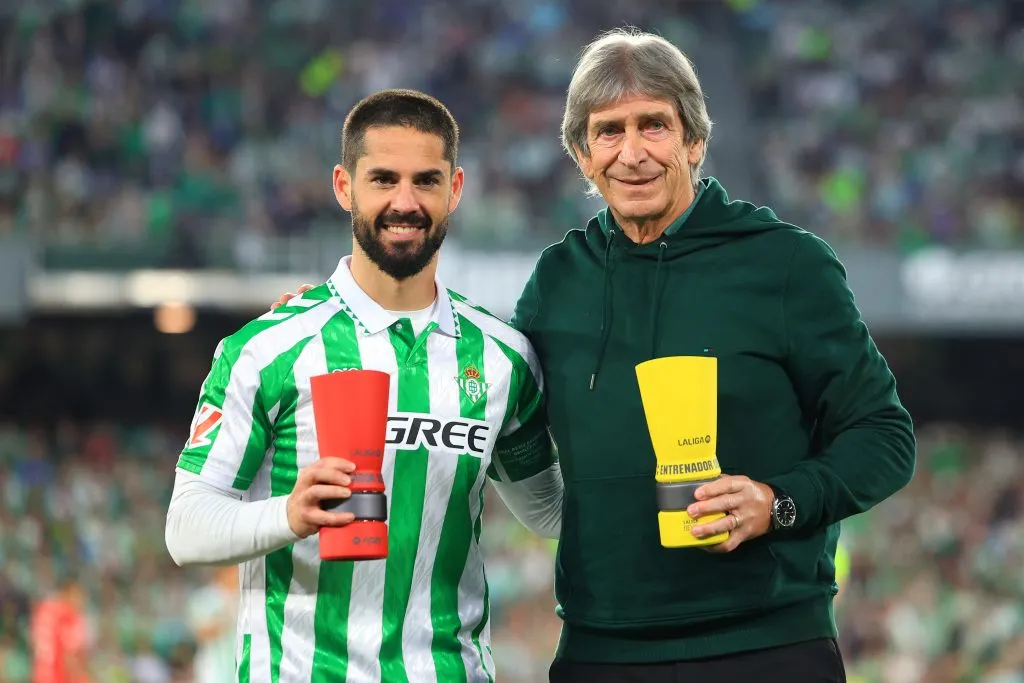 Isco junto a Pellegrini. (Photo by Fran Santiago/Getty Images)