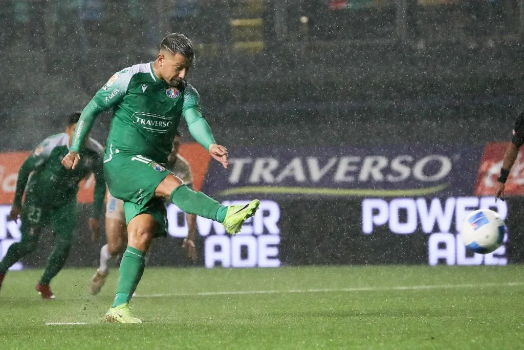 Leonardo Valencia anotó el penal que le dio la victoria al Audax. (Felipe Zanca/Photosport).